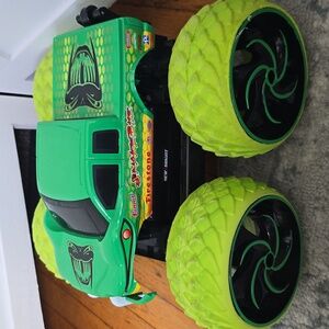 Remote Bigfoot with remote control 4x4x4 Snake bite truck